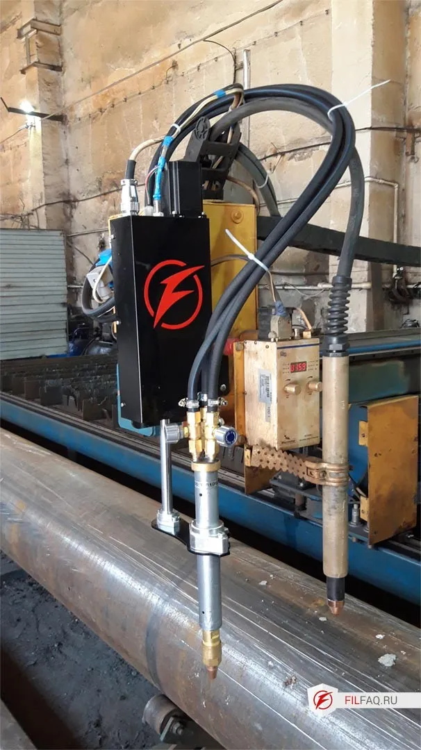 Установленный а станок актуатор с подключенными системами управления.