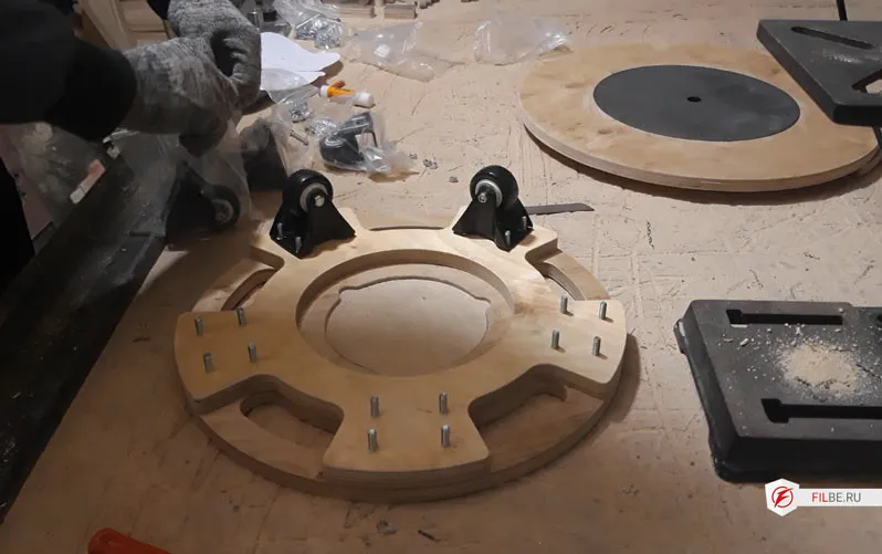 Установка опорных колес на основание фотостола